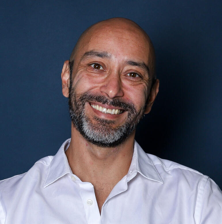 Retrato de Pablo Escorcia, consultor y facilitador de Biodanza residente en Berlín
